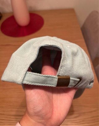 Gorra turquesa desgastada con bordado
