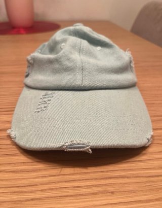 Gorra turquesa desgastada con bordado