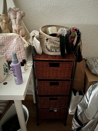 Cajonera de mimbre y metal