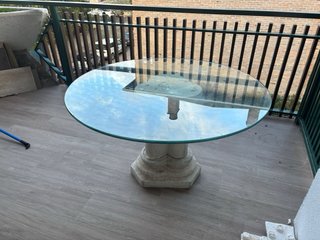 Mesa redonda cristal y piedra beige