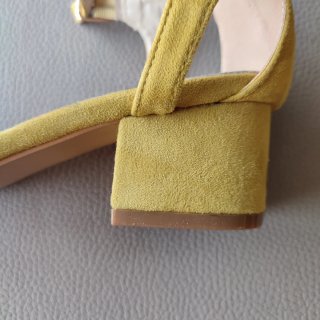 Sandalias mostaza talla 37