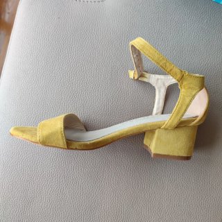 Sandalias mostaza talla 37
