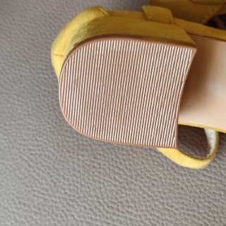Sandalias mostaza talla 37