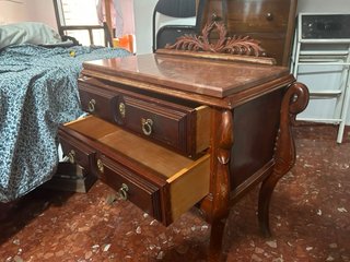 2 Mesa de noche de madera con mármol y una comoda