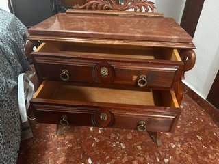 2 Mesa de noche de madera con mármol y una comoda