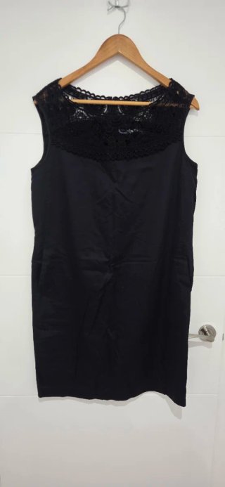 Vestido negro con blonda