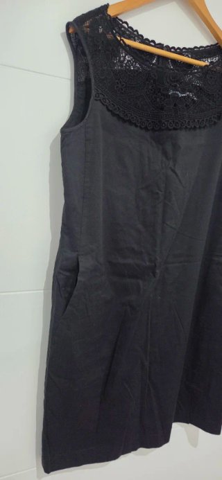 Vestido negro con blonda