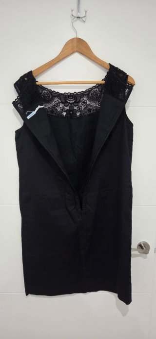 Vestido negro con blonda