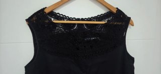 Vestido negro con blonda