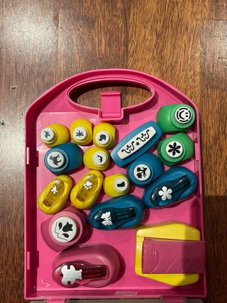 Conjunto de piezas para hacer agujeros con formas