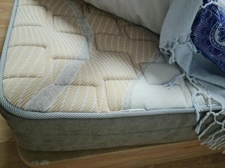 Canapé, colchón, 2 mesitas y cabecero