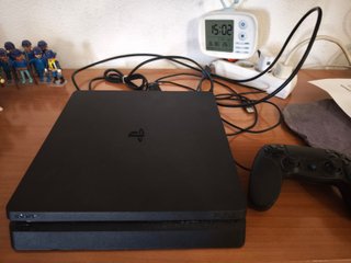 PS4 Slim Negra + Mando + Cables
