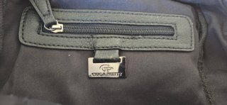 Mochila Negra con Parches y Tachuelas