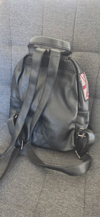 Mochila Negra con Parches y Tachuelas
