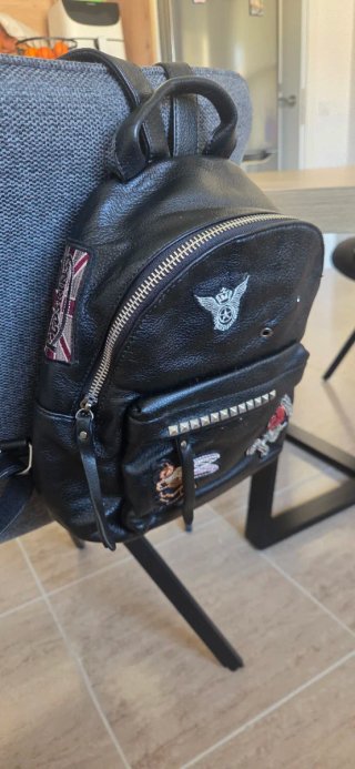 Mochila Negra con Parches y Tachuelas
