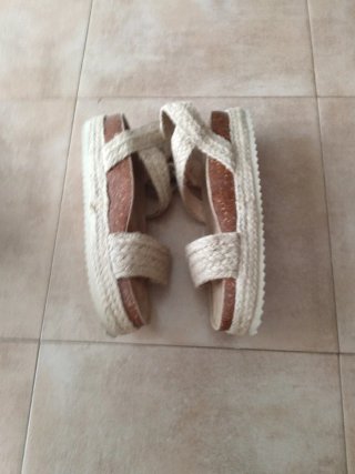 Sandalias Beige Talla 38 (1 puesta)