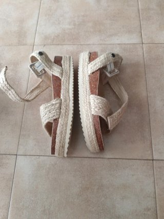 Sandalias Beige Talla 38 (1 puesta)