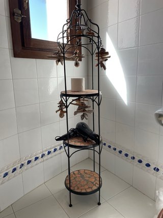 Estantería de hierro con detalles cerámicos