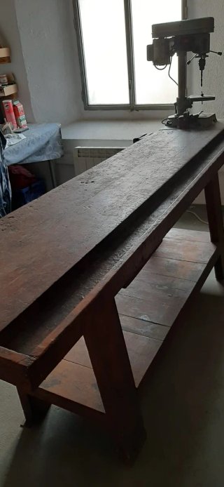 Mesa de carpintero antigua con tornillo