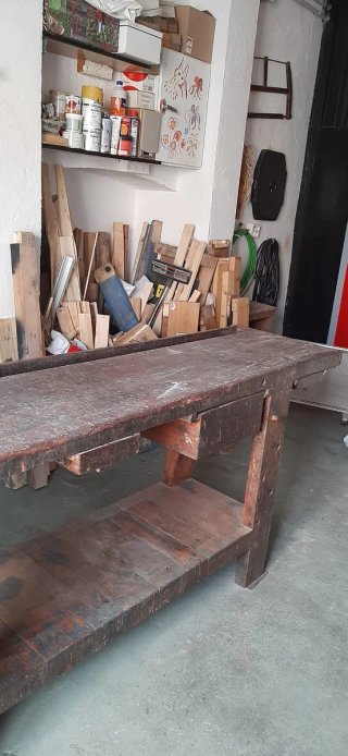 Mesa de carpintero antigua con tornillo