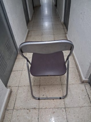 Cuatro sillas plegables marrones y plateadas
