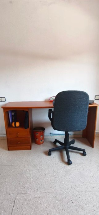 Escritorio de madera con silla de oficina.