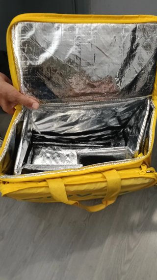 Bolso de reparto Glovo con chaleco e impermeable