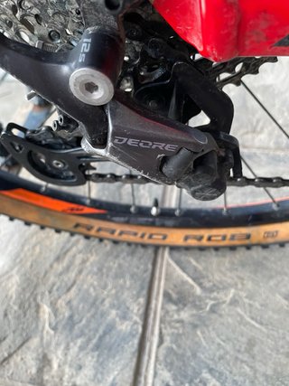 Bicicleta de KTM roja montaña