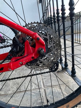 Bicicleta de KTM roja montaña