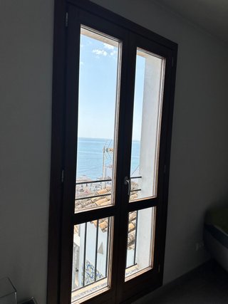 Ventanales oscilobatiente - madera maciza de iroko