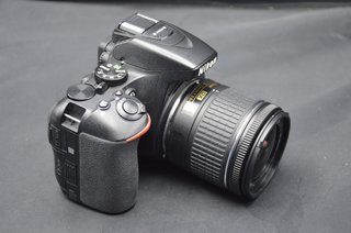 Nikon D5600 + 18-55mm VR pack con caja | €395