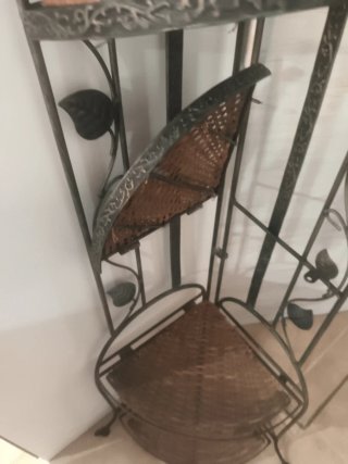 Rinconera de forja y mimbre