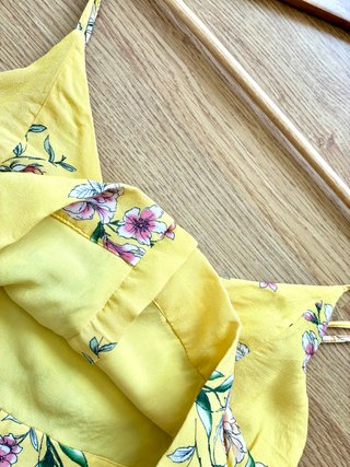 Top amarillo floral