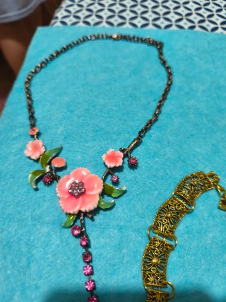 Pack 3 collares bisutería dorados y rosas