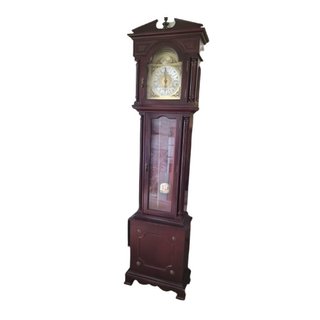 Reloj de pie antiguo con péndulo