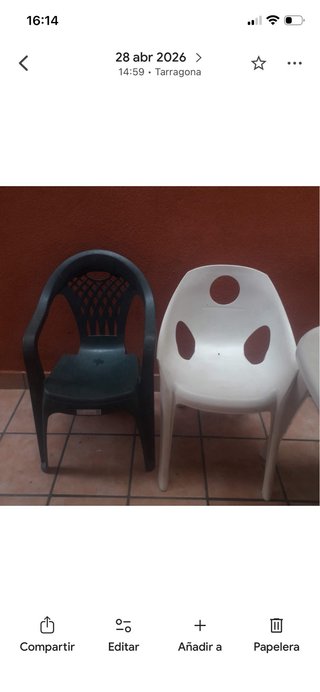 Mesa y sillas de plástico