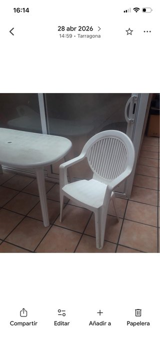 Mesa y sillas de plástico