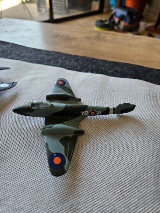 Libro de aviones y 3 maquetas
