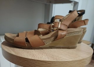 Sandalias de cuña marrones