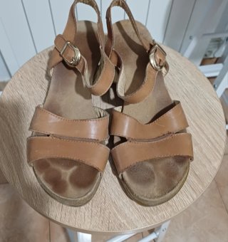 Sandalias de cuña marrones