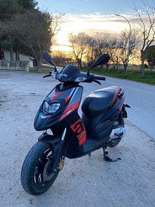 Aprilia SR 50 Motard Negra/Roja