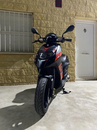 Aprilia SR 50 Motard Negra/Roja