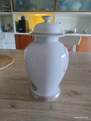 Vaso in porcellana decorato oro