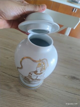 Vaso in porcellana decorato oro
