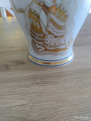 Vaso in porcellana decorato oro