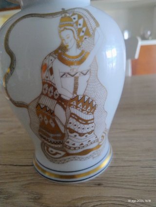 Vaso in porcellana decorato oro