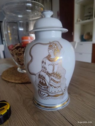 Vaso in porcellana decorato oro