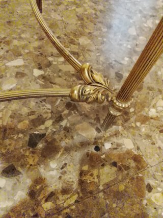 Mesa auxiliar antigua cristal y metal  y cuadro