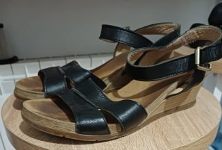 Sandalias de cuña negras