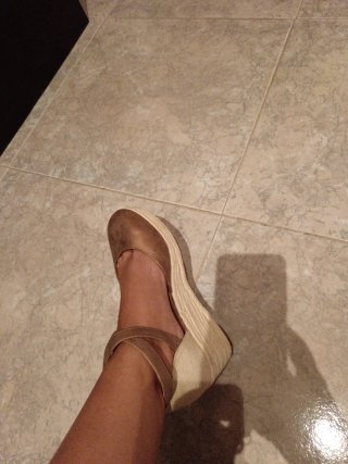 Sandalias cuña beige y doradas